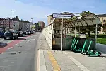 Biało-czarne daszki nad schodami i rampami prowadzącymi do tunelu na skrzyżowaniu Podwala Przedmiejskiego z Łąkową są skorodowane i wkrótce rozpocznie się ich wymiana na nowe. 