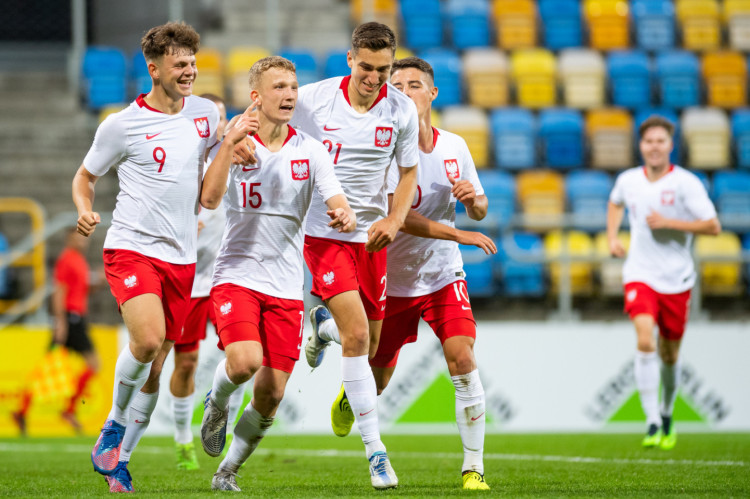 Reprezentacja Polski do lat 19, mimo porażki z Włochami, zajęła 1. miejsce w turnieju eliminacyjnym w Gdyni i awansowała do drugiego etapu kwalifikacji do mistrzostw Europy.