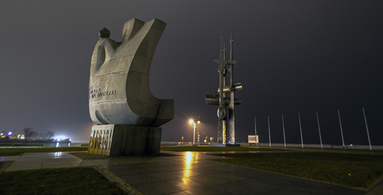 Pomnik Józefa Conrada Korzeniowskiego w Gdyni miał być podświetlony. Pomysł wygrał głosowanie w Budżecie Obywatelskim w 2018 roku. Trzy lata później ostatecznie unieważniono przetarg.