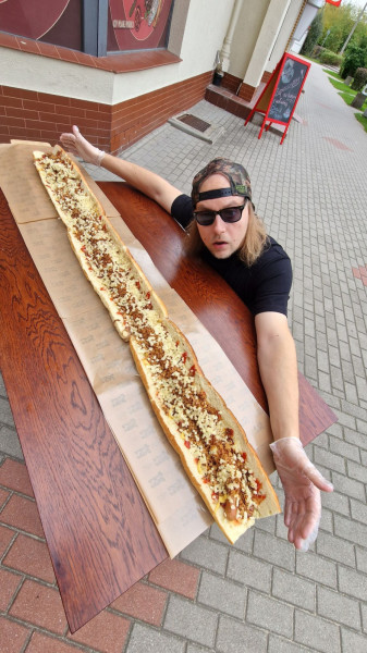 Najdłuższego hot doga w Polsce znajdziemy w Gdyni w lokalu Angry Mike. Na zdjęciu: youtuber Krystian Sawicki, czyli Mr. Kryha, który na swoim kanale testuje kulinarne nowości z całej Polski.