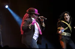 Pierwszą wokalistką "Forever King of Pop" jest jazzująca 
Bilonda, która wcieliła się w dziewczynę Michaela podczas żartobliwej inscenizacji teledysku "Thriller".