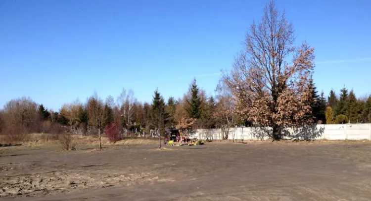 "Dziki" parking - klepisko, między al. Armii Krajowej, a cmentarzem na Chełmie w dni powszednie zazwyczaj jest pusty. Oblężenie przeżywa w dni wolne od pracy.