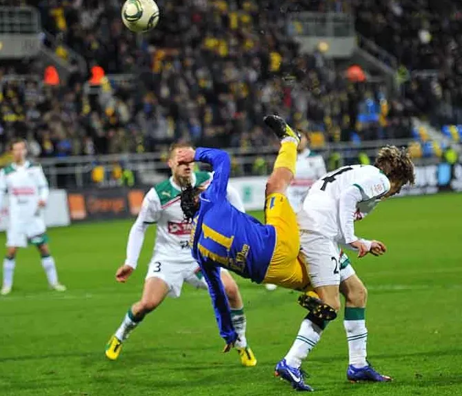 W tak ekwilibrystyczny sposób Piotr Kuklis zdobył pierwszego gola w meczu ze Śląskiem Wrocław. Pomocnik był najskuteczniejszym piłkarzem Arki również jesienią. 
