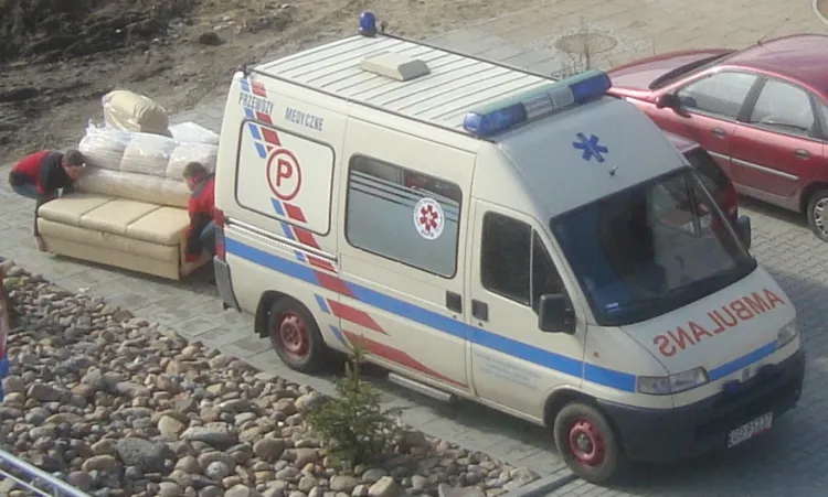 W środę jeden z ambulansów zamiast pacjentów, przewoził meble.