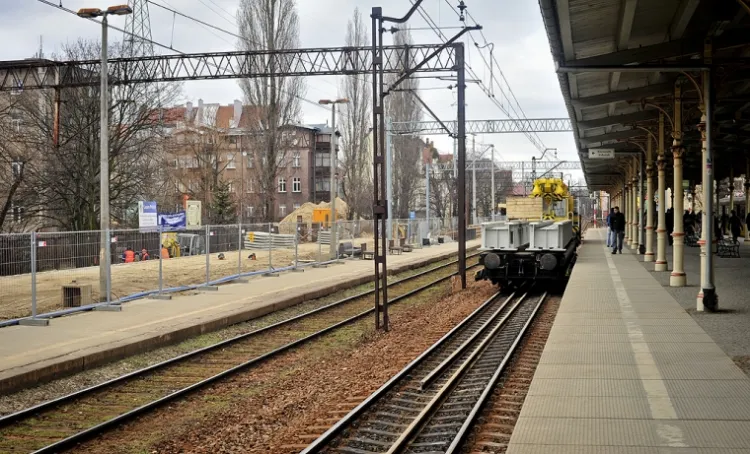 Obecnie korzystanie z peronu dalekobieżnego w Sopocie jest bardzo utrudnione.
