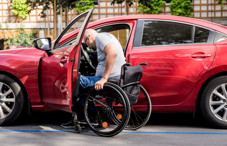 Dopłaty do aut przystosowanych dla osób niepełnosprawnych są spore. Problem w tym, że taka osoba musi spełnić kilka warunków. A tym podstawowym jest brak możliwości samodzielnej przesiadki z wózka w fotel kierowcy bądź pasażera.