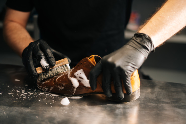 Renowacja obuwia to nie tylko czyszczenie, ale też naprawa uszkodzeń i odpowiednia impregnacja.