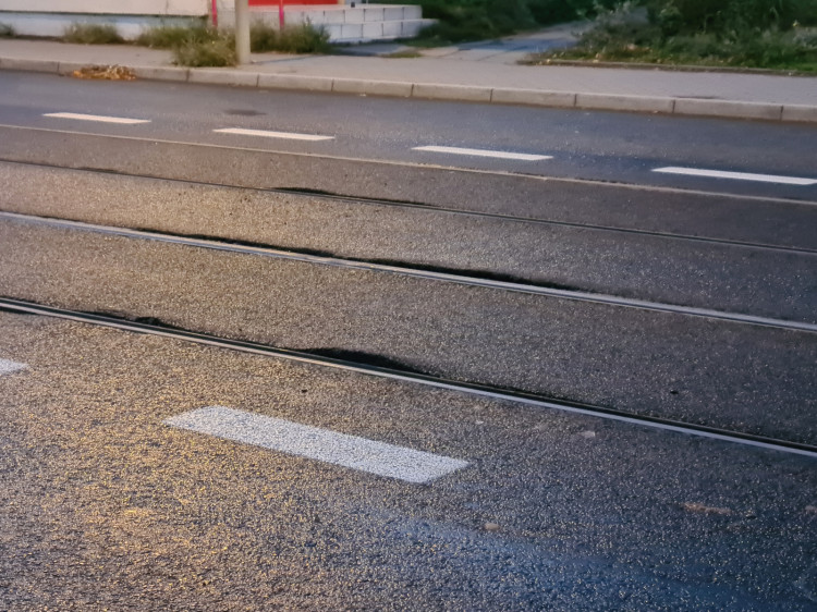 Jak tłumaczą urzędnicy, wybrzuszenia nowego asfaltu spowodowane są drganiami i siłami odśrodkowymi.