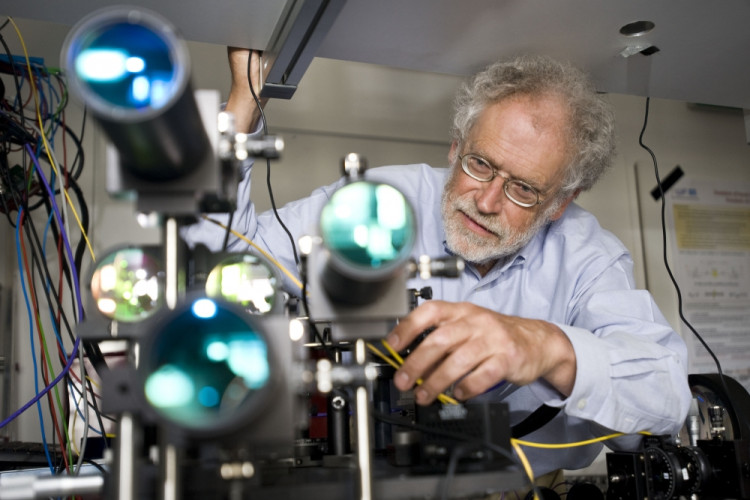 Laureatami Nagrody Nobla 2022 w dziedzinie fizyki zostali Alain Aspect, John F. Clauser i Anton Zeilinger, zajmujący się mechaniką kwantową.