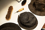 24 filcowe kapelusze, odnalezione przez archeologów na terenie stoczni, trafiły w ręce pracowników Narodowego Muzeum Morskiego.
