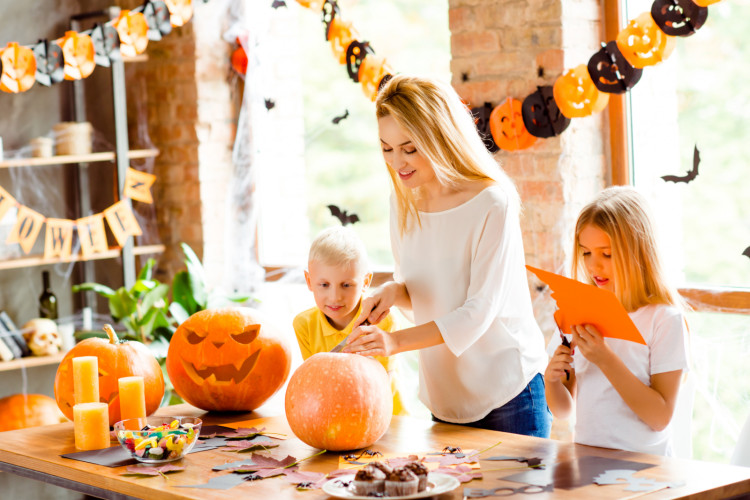 Październik to czas, kiedy maluchy uwielbiają tworzyć jesienne i halloweenowe dekoracje.