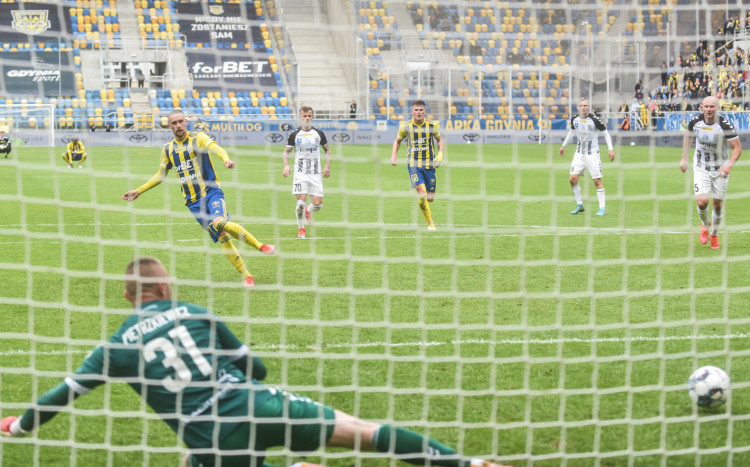 Mateusz Żebrowski strzelał gole w dwóch z trzech meczów, które miały miejsce po dwóch porażkach z rzędu Arki Gdynia.