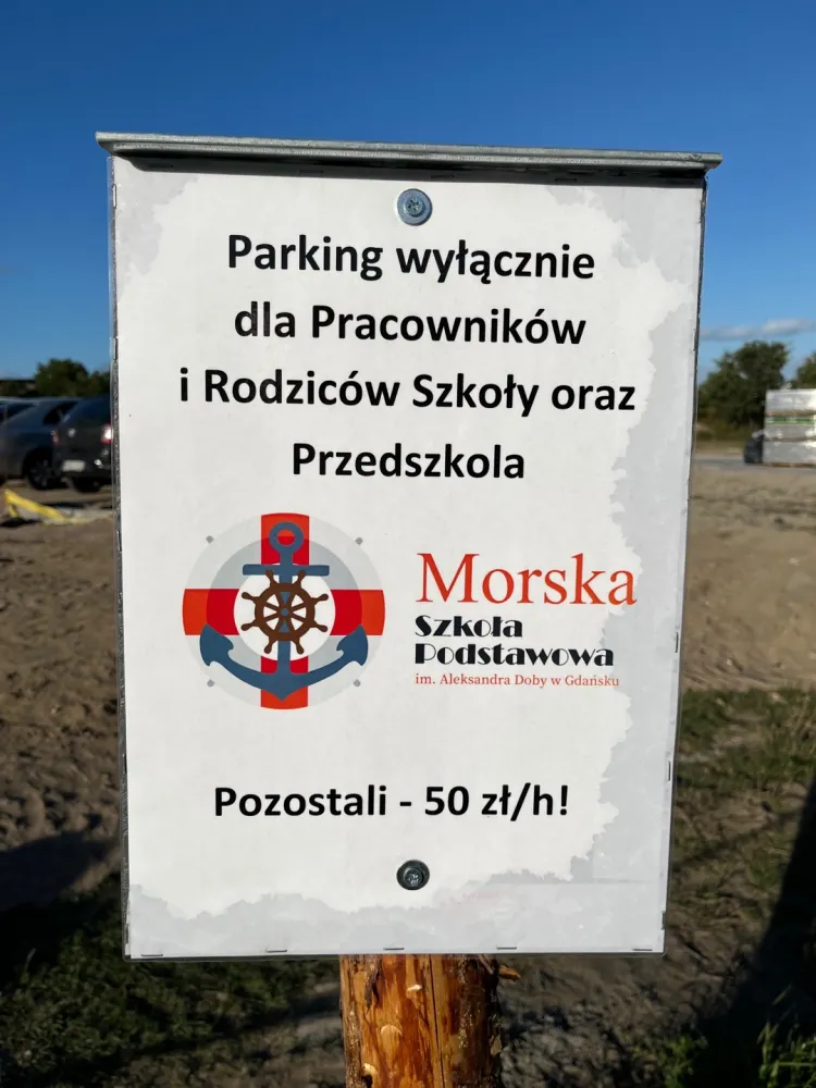 50 zł za godzinę - z taką opłatą trzeba się liczyć parkując swoje auto na parkingu należącym do Morskiej Szkoły Podstawowej w Gdańsku.