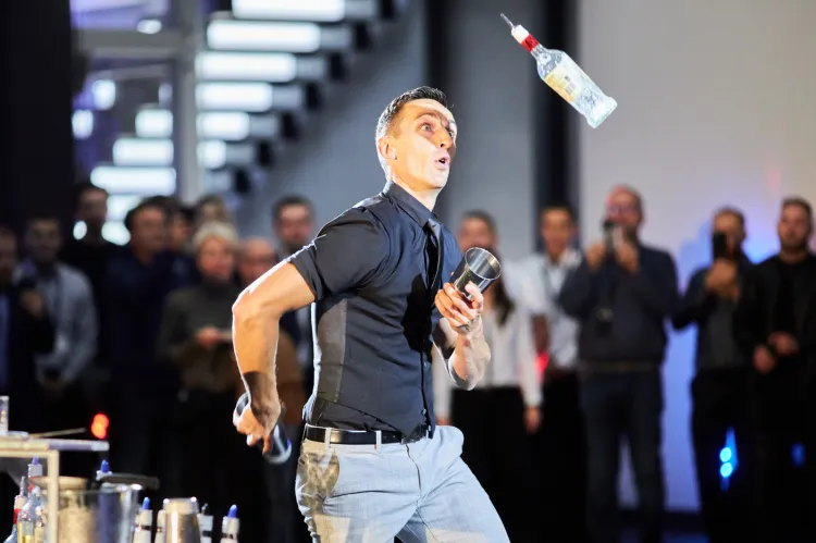 Pokaz barmański w wykonaniu Marka Posłusznego.