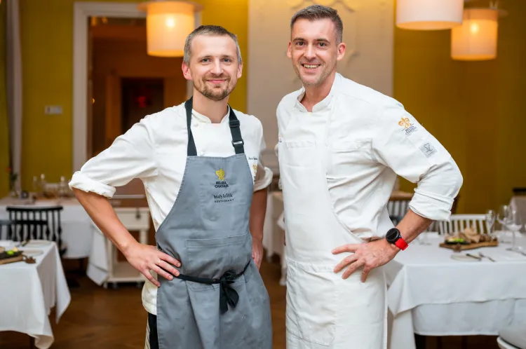Sobotnia kolacja w Białym Króliku została przygotowana na cztery ręce - przez  szefa kuchni Białego Królika Marcina Popielarza (z lewej) oraz gościa specjalnego Marcina Filipkiewicza z Hotelu Copernicus z Krakowa.