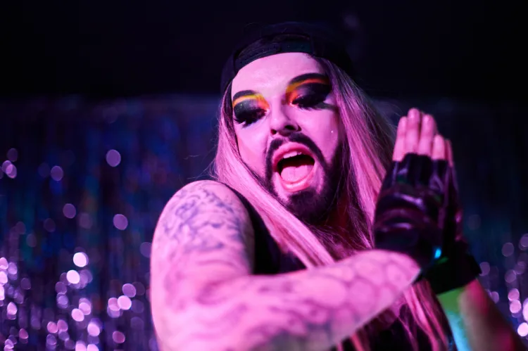 Występy drag queen w Polsce cieszą się coraz większą popularnością.