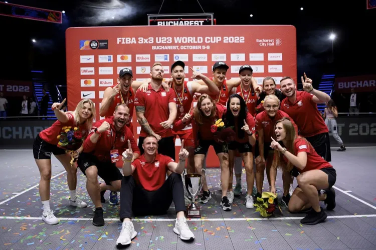 Reprezentacja Polski koszykarzy triumfująca mistrzostwa świata w koszykówce 3x3 do lat 23 wraz z koszykarkami, które zaszły do ćwierćfinału.