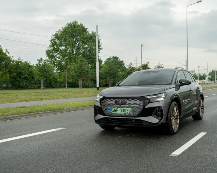 Audi Q4 e-tron z w pełni elektrycznym napędem. 