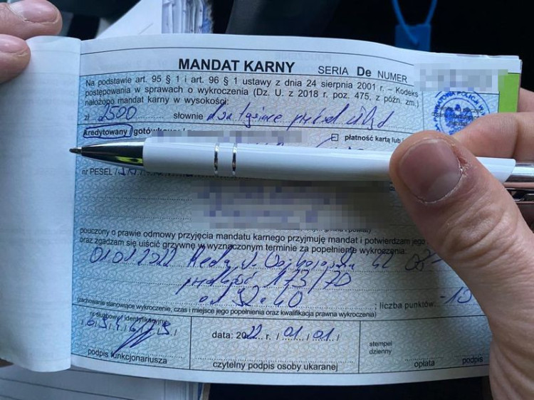 Mandat w wysokości 2,5 tys. zł, który kierowca otrzymał tuż po zaostrzeniu przepisów.
