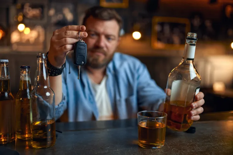 Klienci barów lubią się przechwalać, że po wypiciu szybkiego drinka wsiadają za kółko. Barmanom jednak nie jest do śmiechu, kiedy słyszą takie słowa, i najchętniej odmówiliby sprzedaży alkoholu.