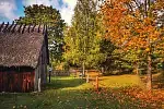 Obecnie, już ponad 100-letnie, Muzeum to 22 ha obszaru położonego nad brzegiem jeziora Gołuń zabudowanego obiektami regionalnej architektury.