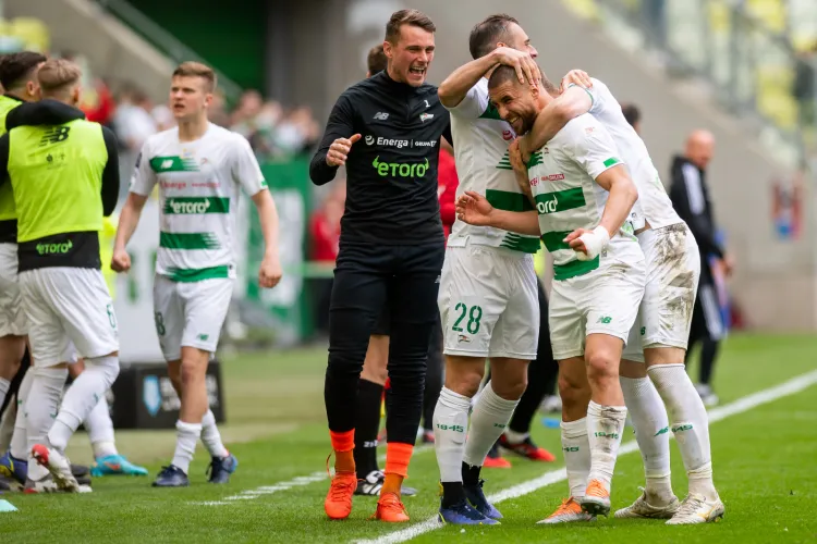 Tak cieszyli się piłkarze Lechii Gdańsk po golu Łukasza Zwolińskiego na 3:2 w meczu ze Stalą Mielec. Miało to miejsce 8 maja. Od tamtego czasu biało-zieloni nie mogą wygrać w ekstraklasie przed własną publicznością. 