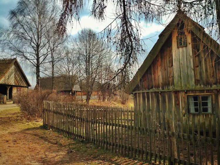 Obecnie, już ponad 100-letnie, Muzeum to 22 ha obszaru położonego nad brzegiem jeziora Gołuń zabudowanego obiektami regionalnej architektury.