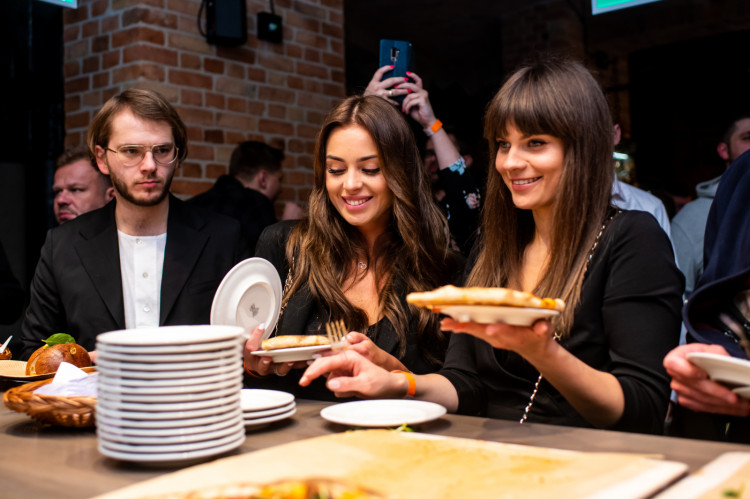 Uczestnicy sami podchodzili do długiego stołu przy samej kuchni i zabierali przygotowane dla nich dania. Na zdjęciu: pizza z n'duja z mascarpone i figami od Bistro da Matti z Sopotu.
