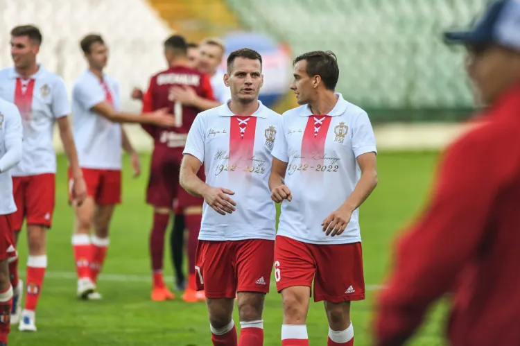 Michał Gajewski (z lewej) zdobył wyrównującą bramkę dla Gedanii w meczu z Pogonią II Szczecin.