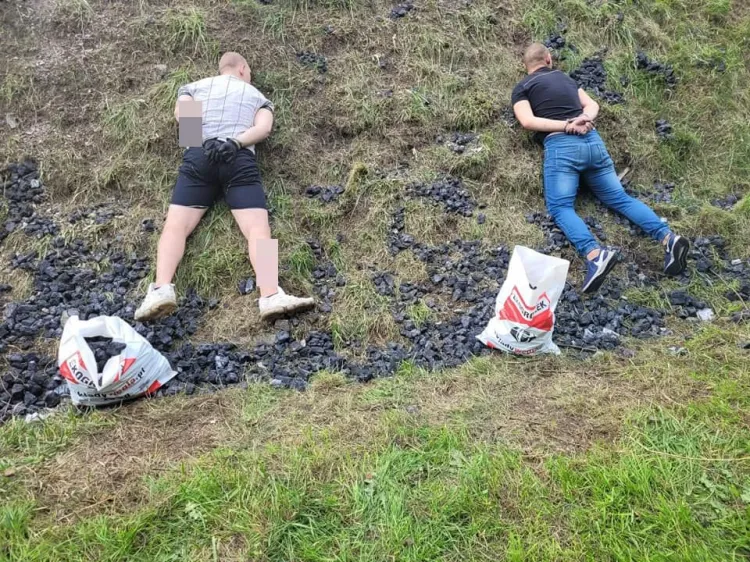 Kradziony węgiel próbowali wynieść w torbach na ekogroszek.