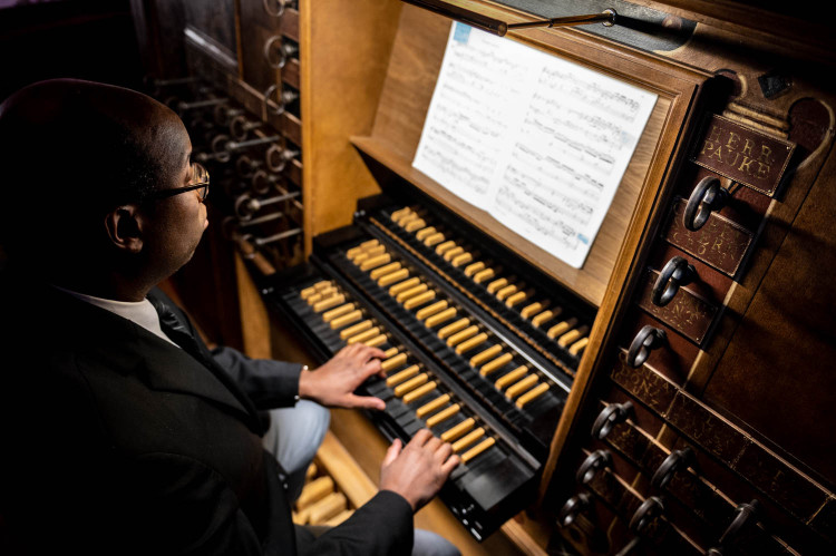 Organowe oblicze Georga Muffata zaprezentował amerykański organista, profesor University of Notre Dame - Olukola Owalabi.