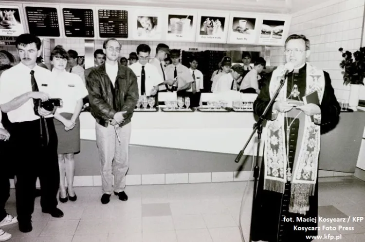 Sierpień 1993 roku - otwarcie pierwszego w Trójmieście baru McDonald na Dworcu Głównym w Gdańsku. Po prawej nowy obiekt święci ks. Henryk Jankowski.