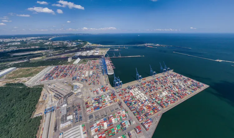 Od marca 2022 roku trwa postępowanie konkursowe na zalądowienie ogłoszone przez Port Gdańsk. W dokumentacji jest mowa o obszarze od Westerplatte do terenów zajmowanych przez DCT.