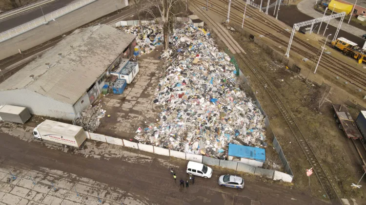 Nielegalne wysypisko odpadów przy węźle Ku Ujściu.
