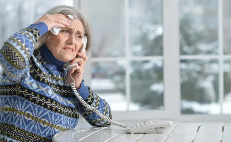 Starsza pani nie uwierzyła telefonicznej oszustce, dzięki czemu nie straciła swoich oszczędności. Zdjęcie ilustracyjne