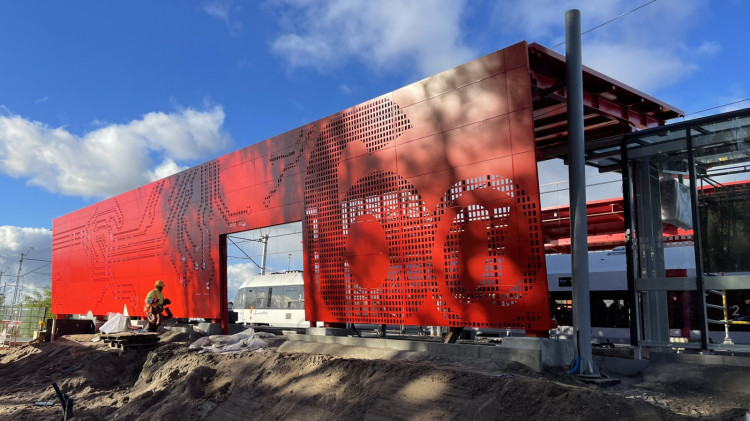 Charakterystyczna, czerwona wiata zdobi już jeden z peronów nowego przystanku PKM Firoga. 