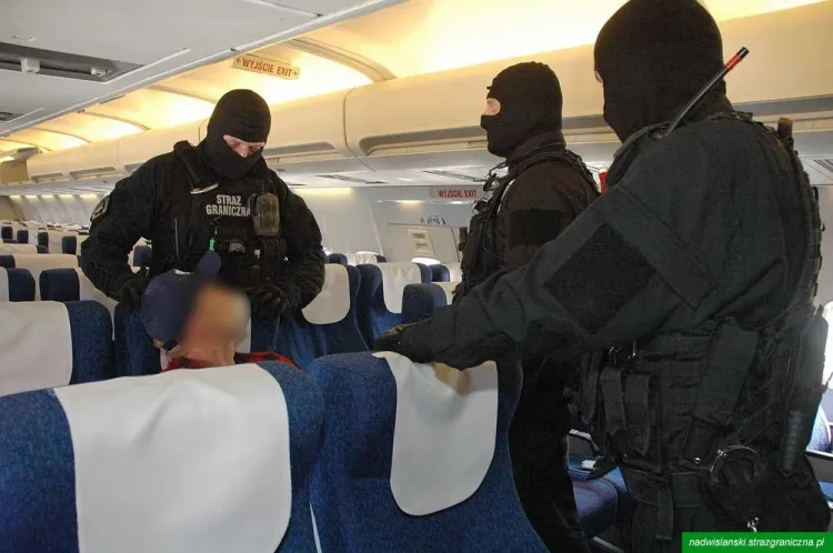 Po awaryjnym lądowaniu na pokład samolotu wezwano strażników granicznych z grupy do zadań specjalnych.