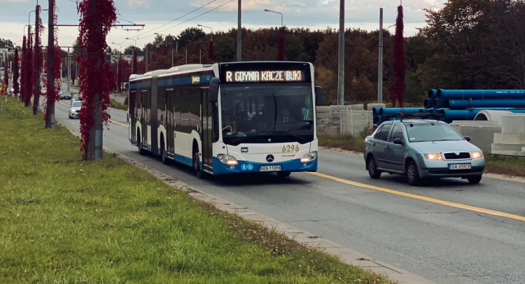 Autobusy i trolejbusy korzystają z buspasa na ul. Wielkopolskiej od poniedziałku do piątku, w godz. od 15 do 18. ZKM Gdynia informuje, że dzięki temu każdy kurs nadrabia od 3 do 5 minut.