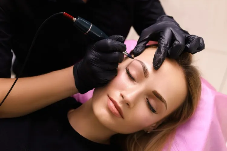 Jedną z najpopularniejszych aktualnie metod makijażu permanentnego brwi jest technika włosa, za pomocą której rekonstruujemy łuk brwiowy i budujemy włos o indywidualnie dopasowanym kierunku ułożenia.
