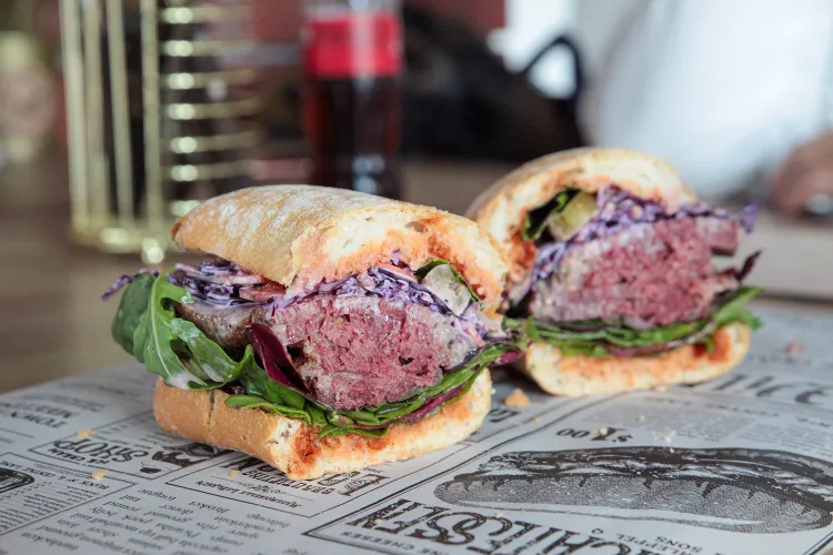 W kolejnym odcinku cyklu "Jemy na mieście" odwiedziłam gdyńskie bistro Meatmaniacy. Co zjadłam tam dobrego? Na zdjęciu: burger pastrami. 