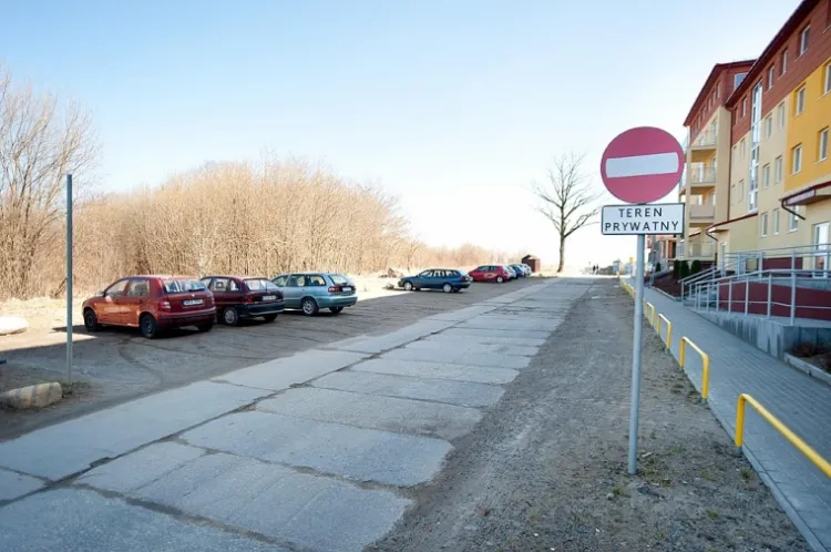 We wtorek właściciel ul. Hokejowej, jedynej drogi dojazdowej na osiedle Krokusowe, postawił znak zakazu wjazdu.