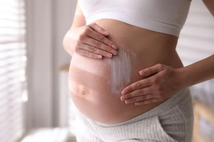 Kobiety w ciąży są narażone na powstawanie rozstępów, dlatego powinny regularnie stosować kosmetyki pielęgnacyjne zapobiegające ich powstawaniu. 