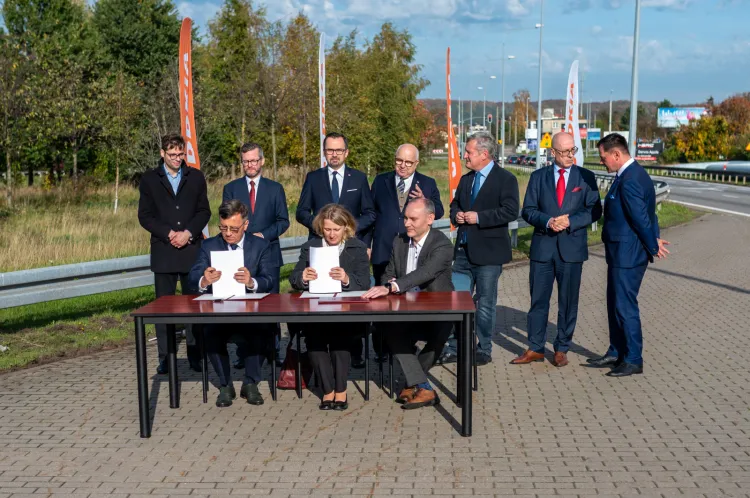 Podpisanie dokumentów przed rozpoczęciem budowy Drogi Czerwonej.
