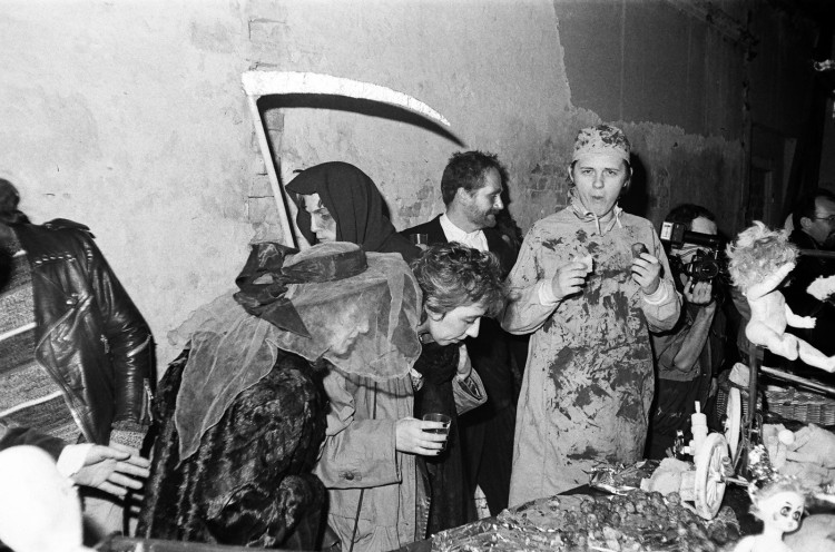 Pierwsze imprezy halloweenowe w Polsce odbyły się w latach 90. w sopockim Sfinksie. Ich pomysłodawcami byli założyciele klubu - Robert Florczak i Alicja Gruca, a za wystrój odpowiedzialni byli lokalni artyści.