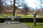 Główna nawa cmentarza skierowana jest na Krzyż Milenijny na Grodzisku.