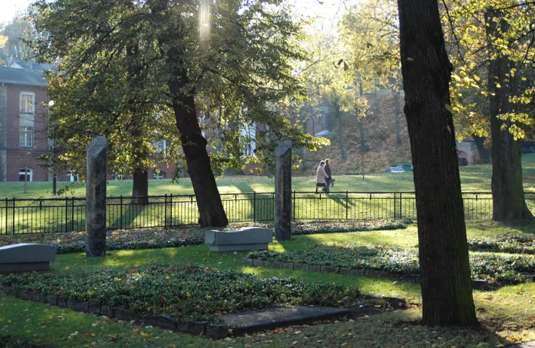Cmentarz Nieistniejących Cmentarzy ma formę przestrzennego pomnika, który powstał na planie trójnawowego kościoła. Otwarto go 24 maja 2002 roku.