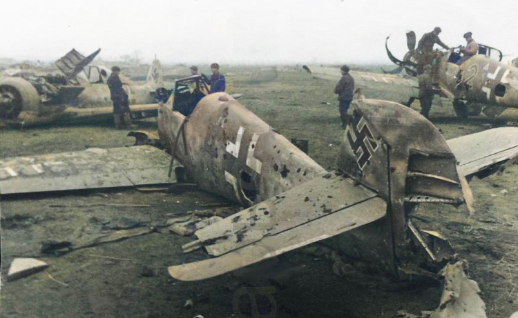 Zniszczone niemieckie samoloty na lotnisku w Gdańsku. Zdjęcia pochodzą z rosyjskiego archiwum Pamjat Naroda, za pośrednictwem bloga  Ocalić od zapomnienia Praust 