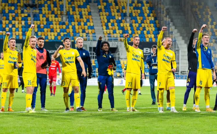 Tak piłkarze Arki Gdynia cieszyli się po wygranej nad GKS Tychy 5:0, ale obecnie to właśnie ten rywal ma na koncie najwięcej goli strzelonych w Fortuna 1. Lidze, a żółto-niebieskich w ofensywie borykają się z kłopotami kadrowymi. 
