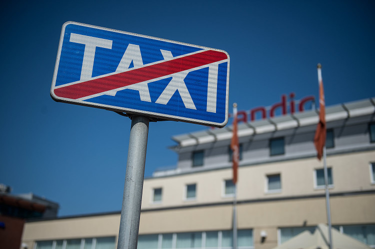 Przez jakiś czas taksówki Komfort Taxi wciąż będzie można złapać na postojach, z czasem mają one jednak jeździć już tylko pod logo iTaxi.