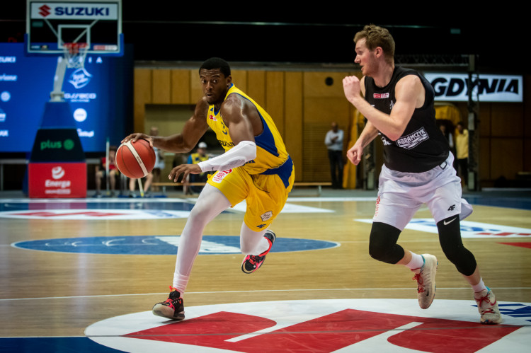 Trey Wade (z lewej) to najlepszy zbierający Energa Basket Ligi. Koszykarz Suzuki Arki Gdynia notuje średnio 11,6 zbiórki na mecz.